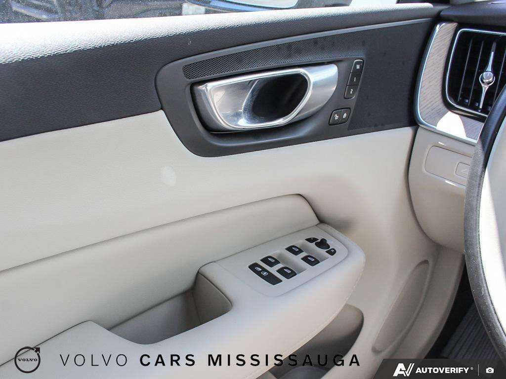 2024 Volvo XC60 Plus Dark Theme thumb 17