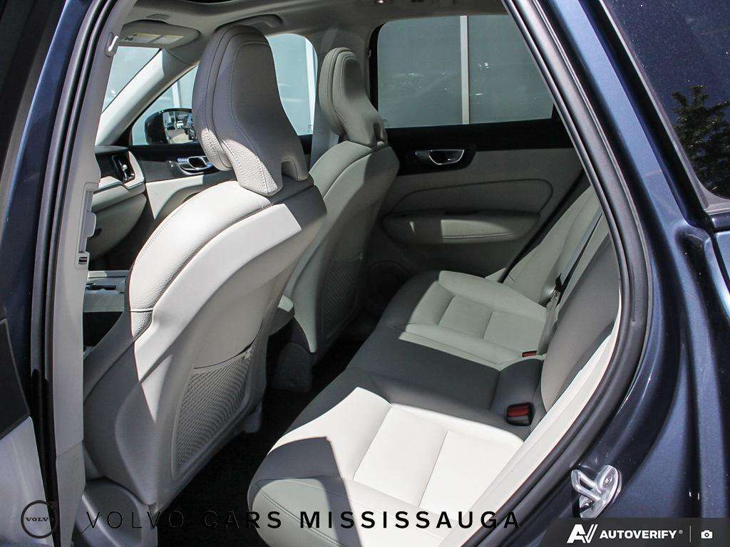 2024 Volvo XC60 Plus Dark Theme thumb 24