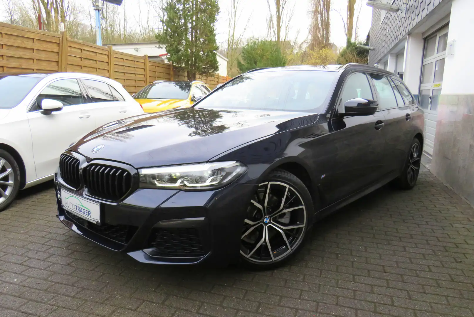BMW 520 520 d M Sport // ACC, R-kam, Navi, Shz Noir - 2
