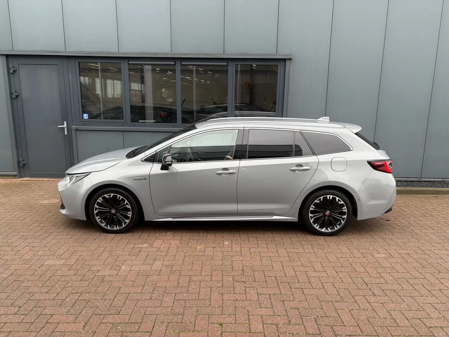 Toyota Corolla Touring Sports 2.0 High Power Hybrid 180pk GR-Spor Gris - 2
