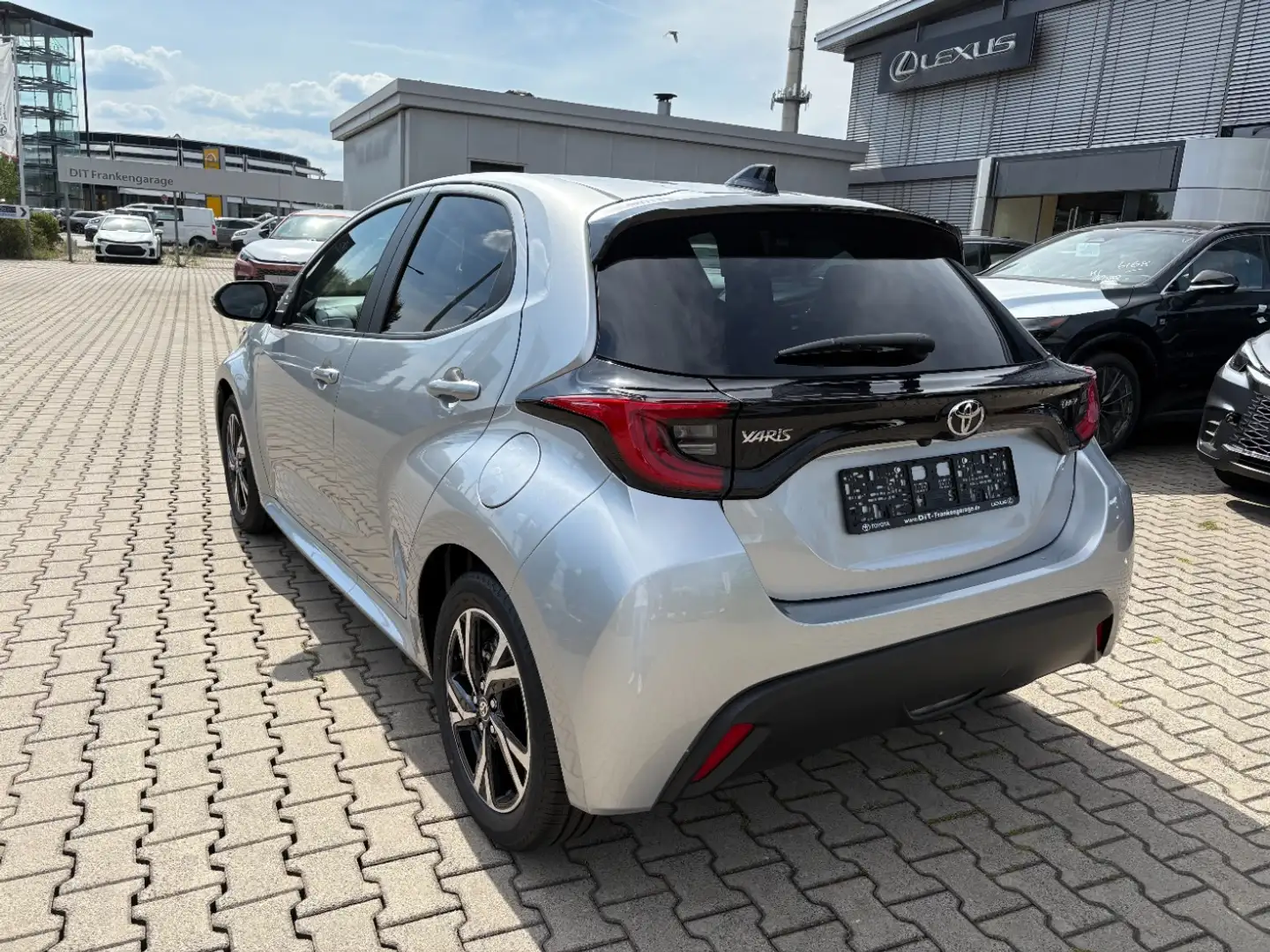 Toyota Yaris 1.5 Hybrid Team D Safety + Comfort-Paket Plateado - 2