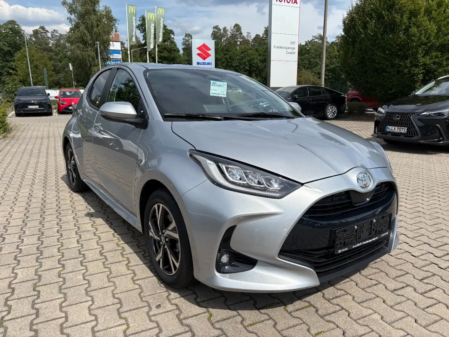 Toyota Yaris 1.5 Hybrid Team D Safety + Comfort-Paket Plateado - 1
