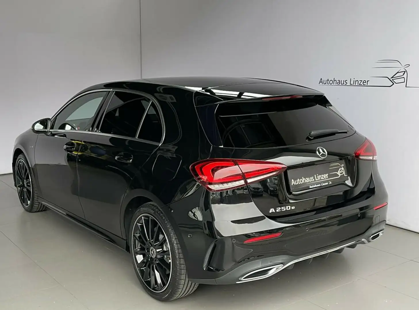 Mercedes-Benz A 250 e AMG+ *LED*StHz*ACC*360CAM*AmbienteB*DAB*19'' Schwarz - 2