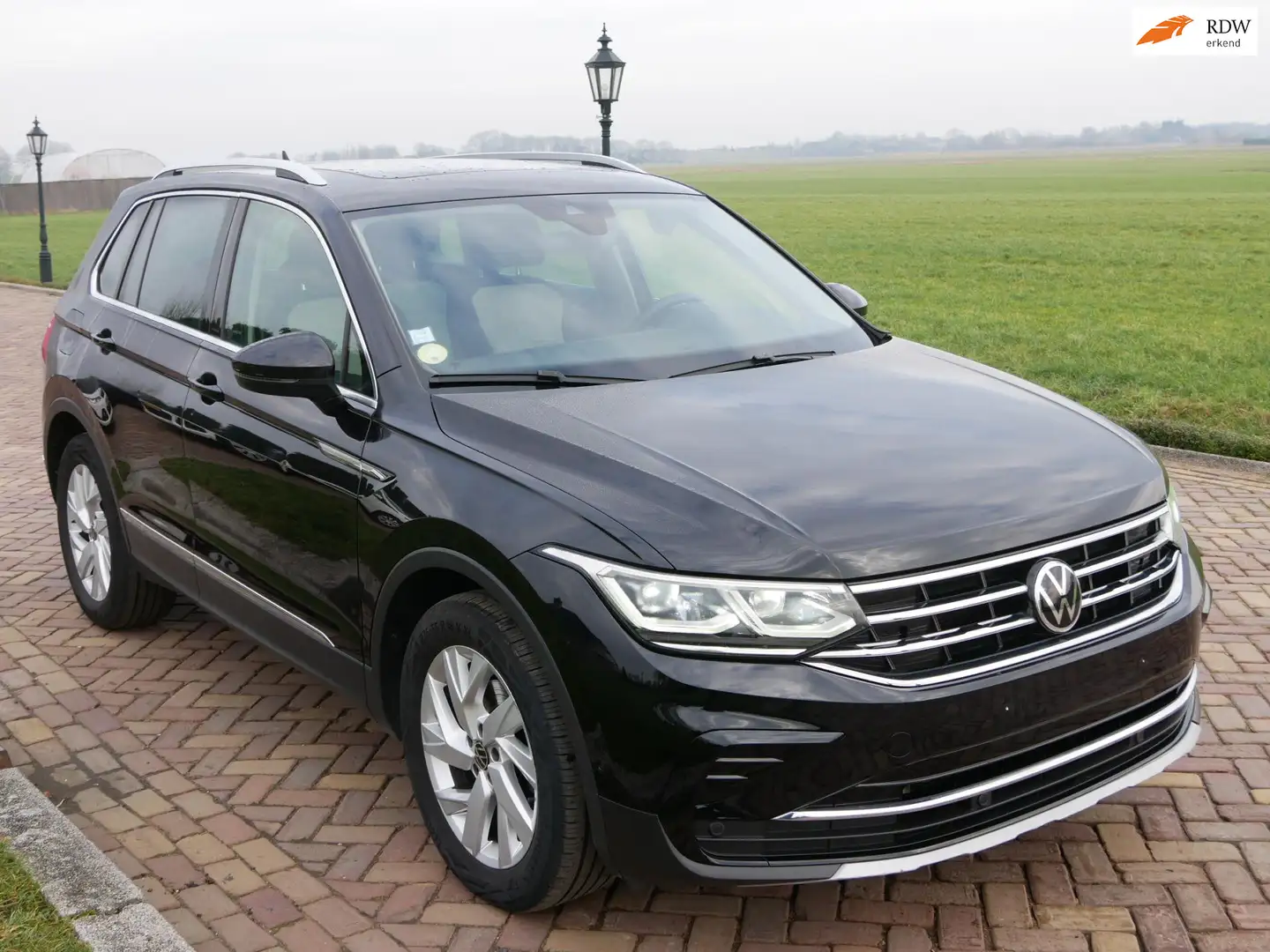 Volkswagen Tiguan 2.0 TDI Elegance 110kW DSG PANO CLIMA ** 19499 NET Noir - 1