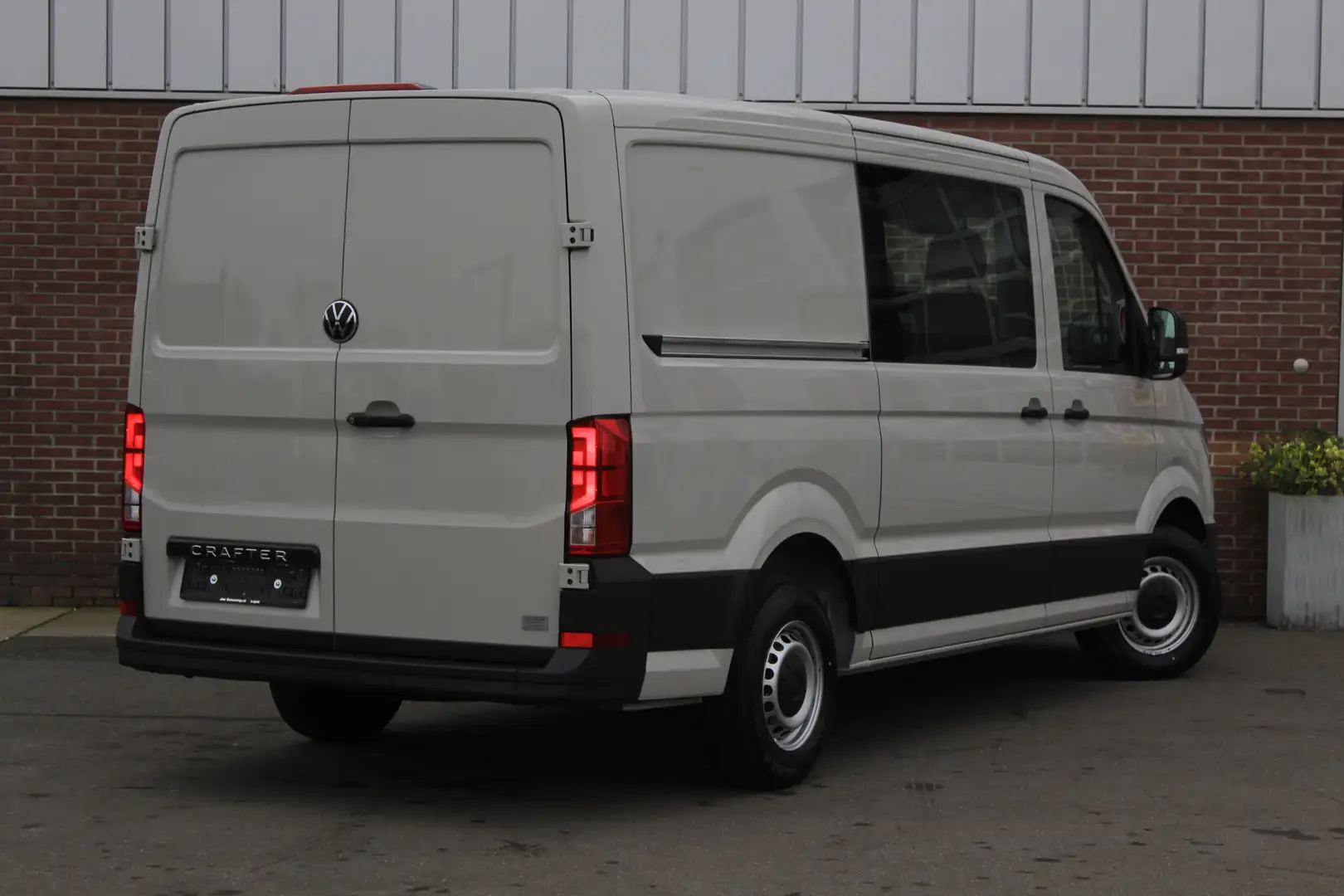 Volkswagen Crafter 35 2.0 TDI 140PK L3H2 D.C DSG LED|APP.CONNECT|ERGO Grau - 2