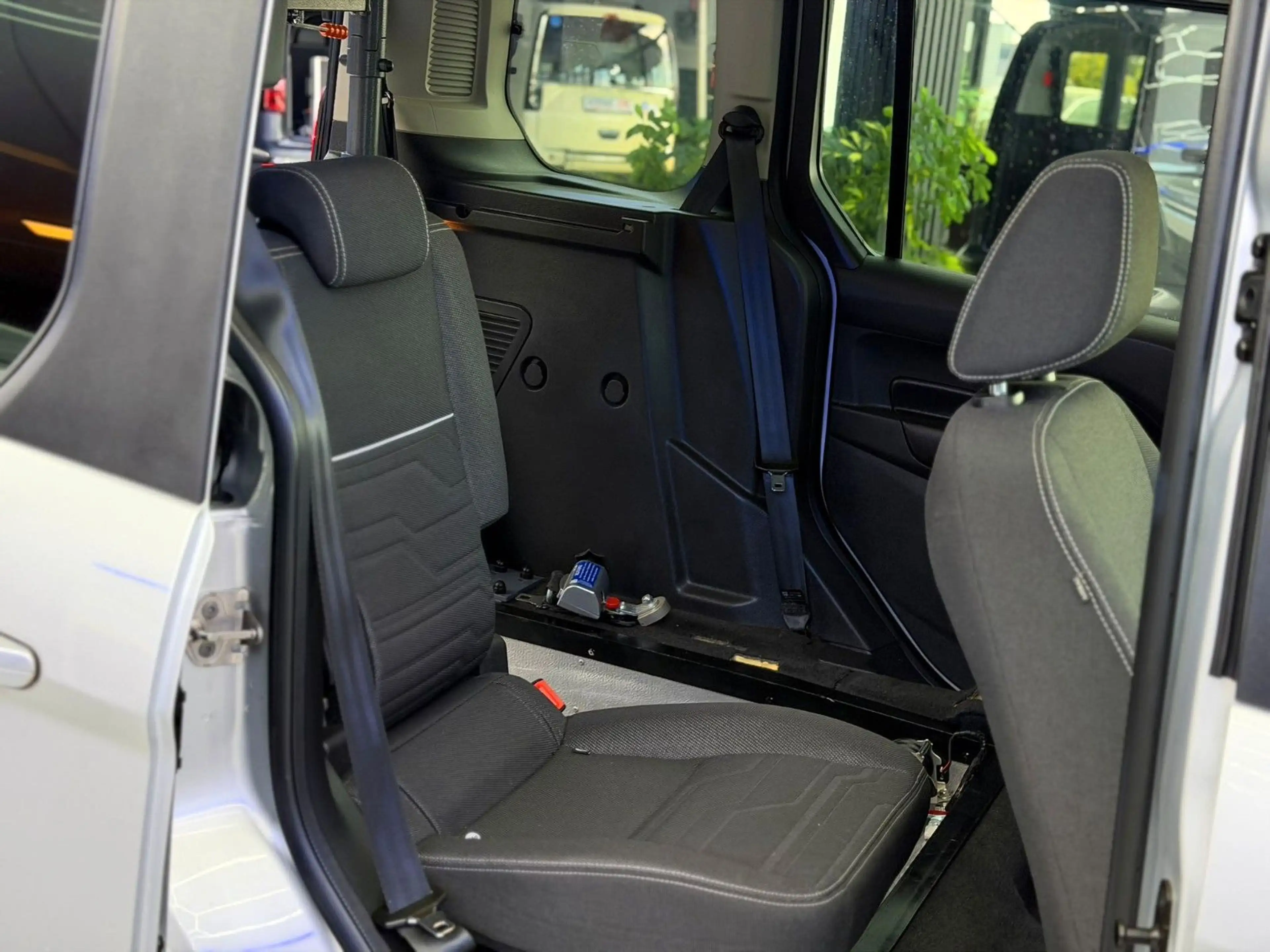 Ford Tourneo Connect -Behindertengerecht-Rampe- — photo 14