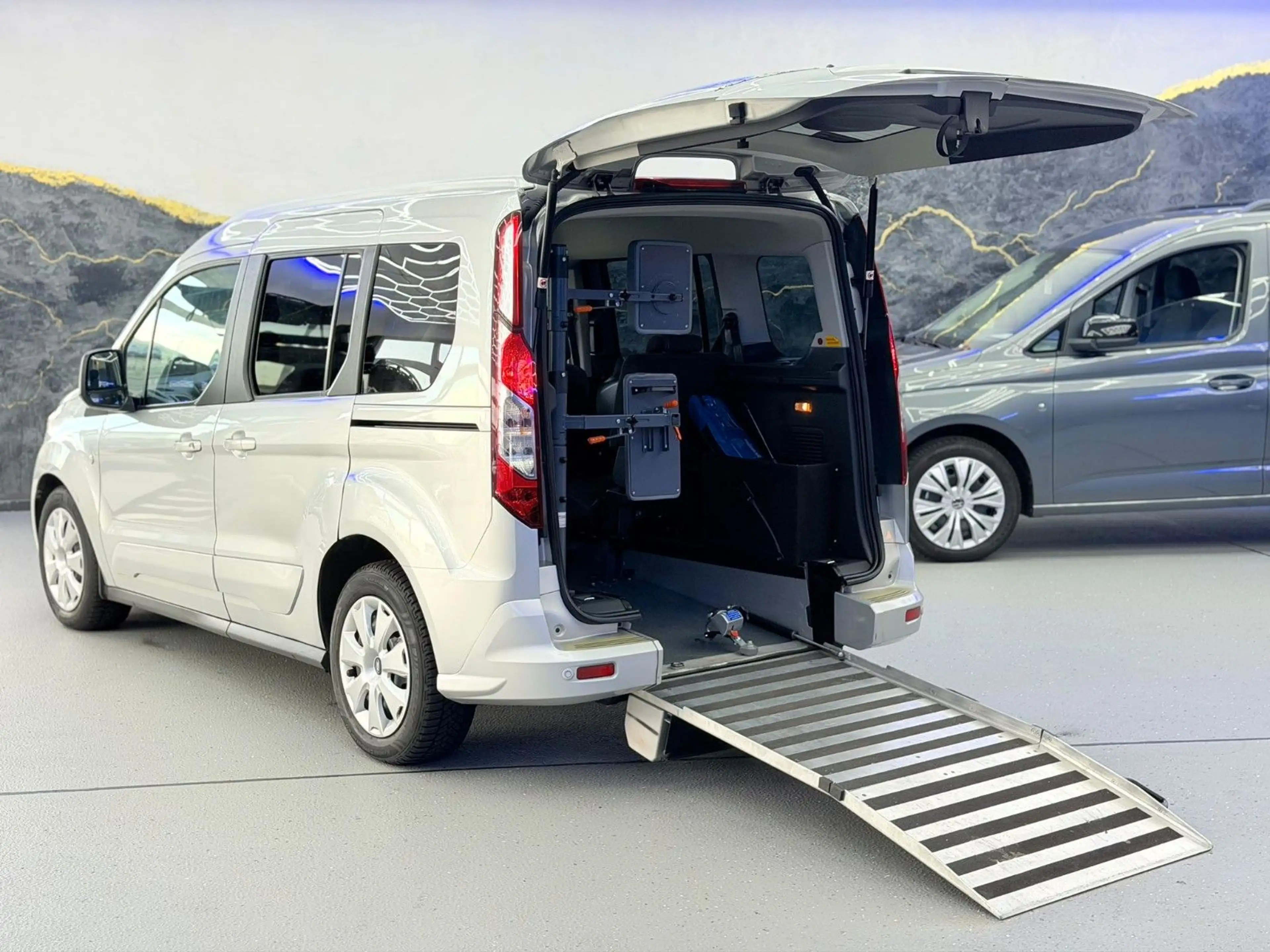 Ford Tourneo Connect -Behindertengerecht-Rampe- — photo 2