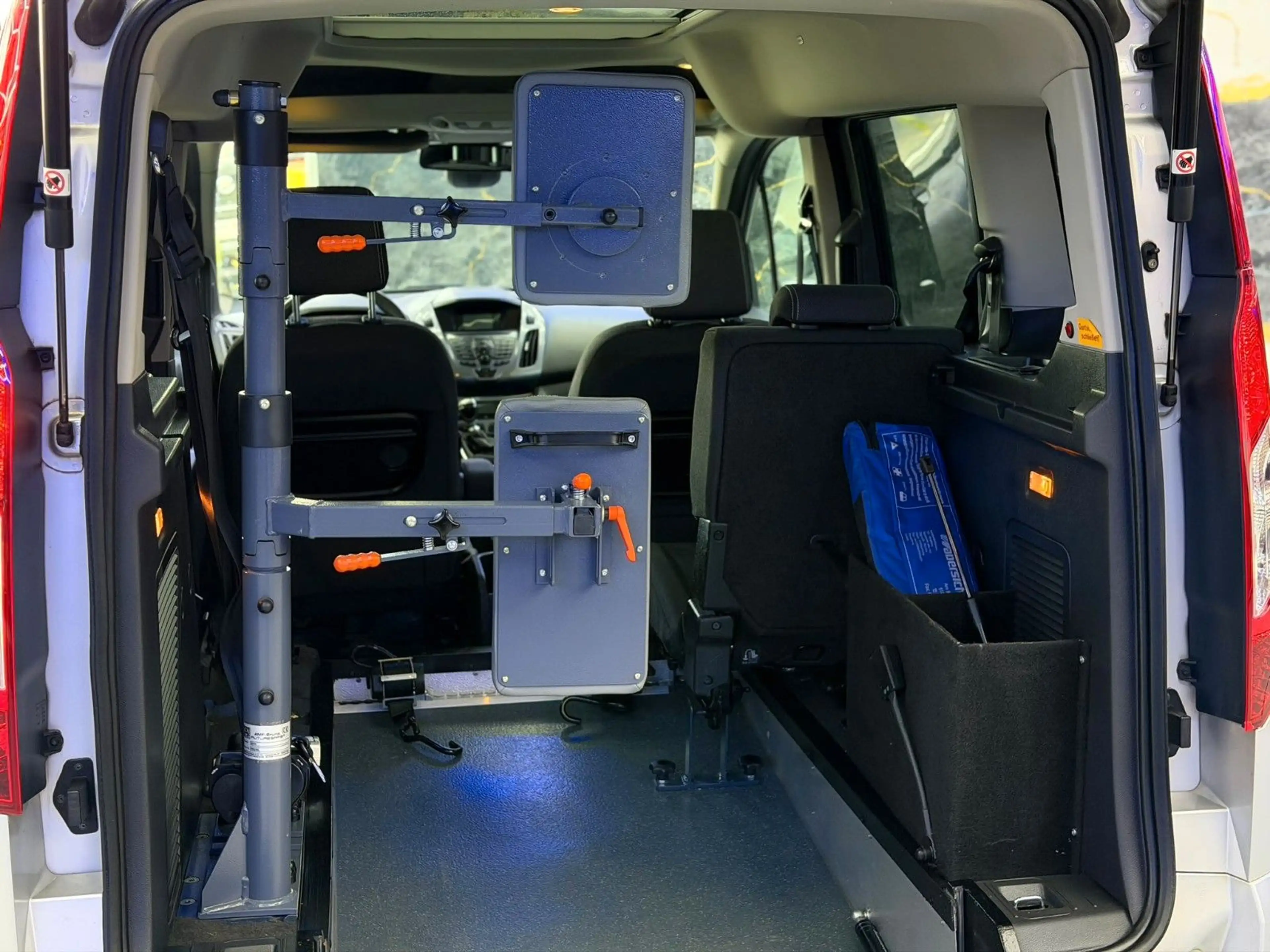 Ford Tourneo Connect -Behindertengerecht-Rampe- — photo 12