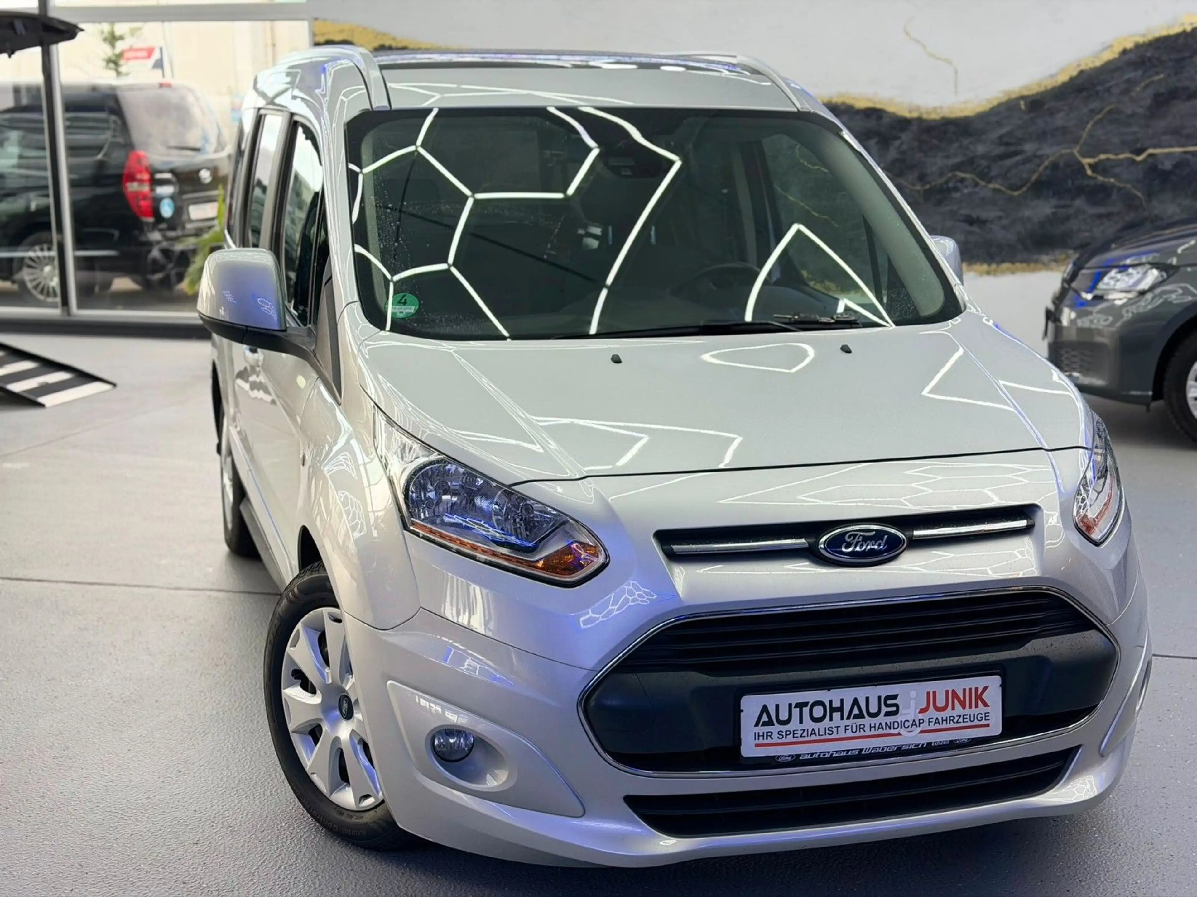 Ford Tourneo Connect -Behindertengerecht-Rampe- — photo 4