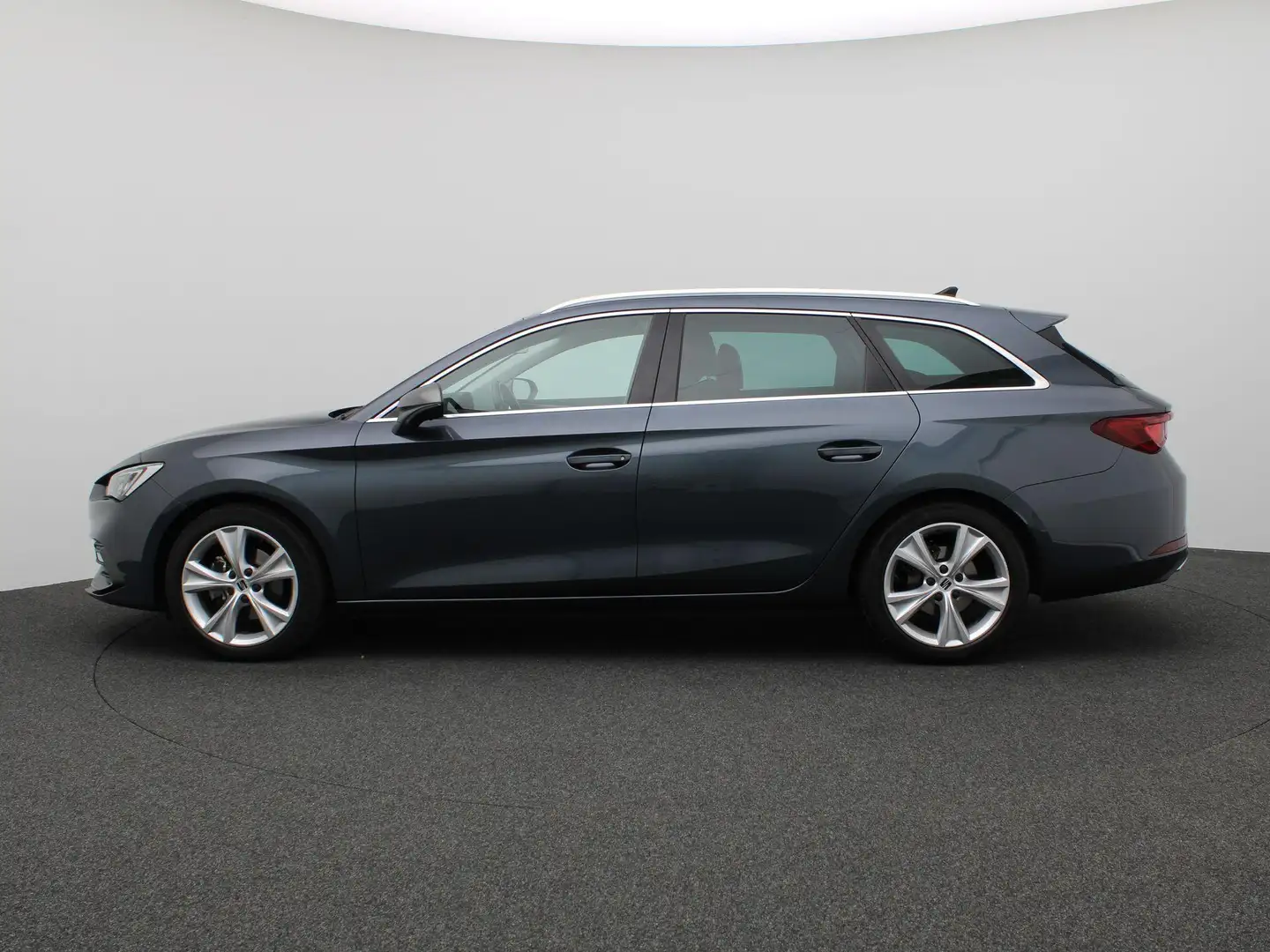 SEAT Leon Sportstourer 1.5 eTSI FR Business Intense 150PK DS Grau - 2