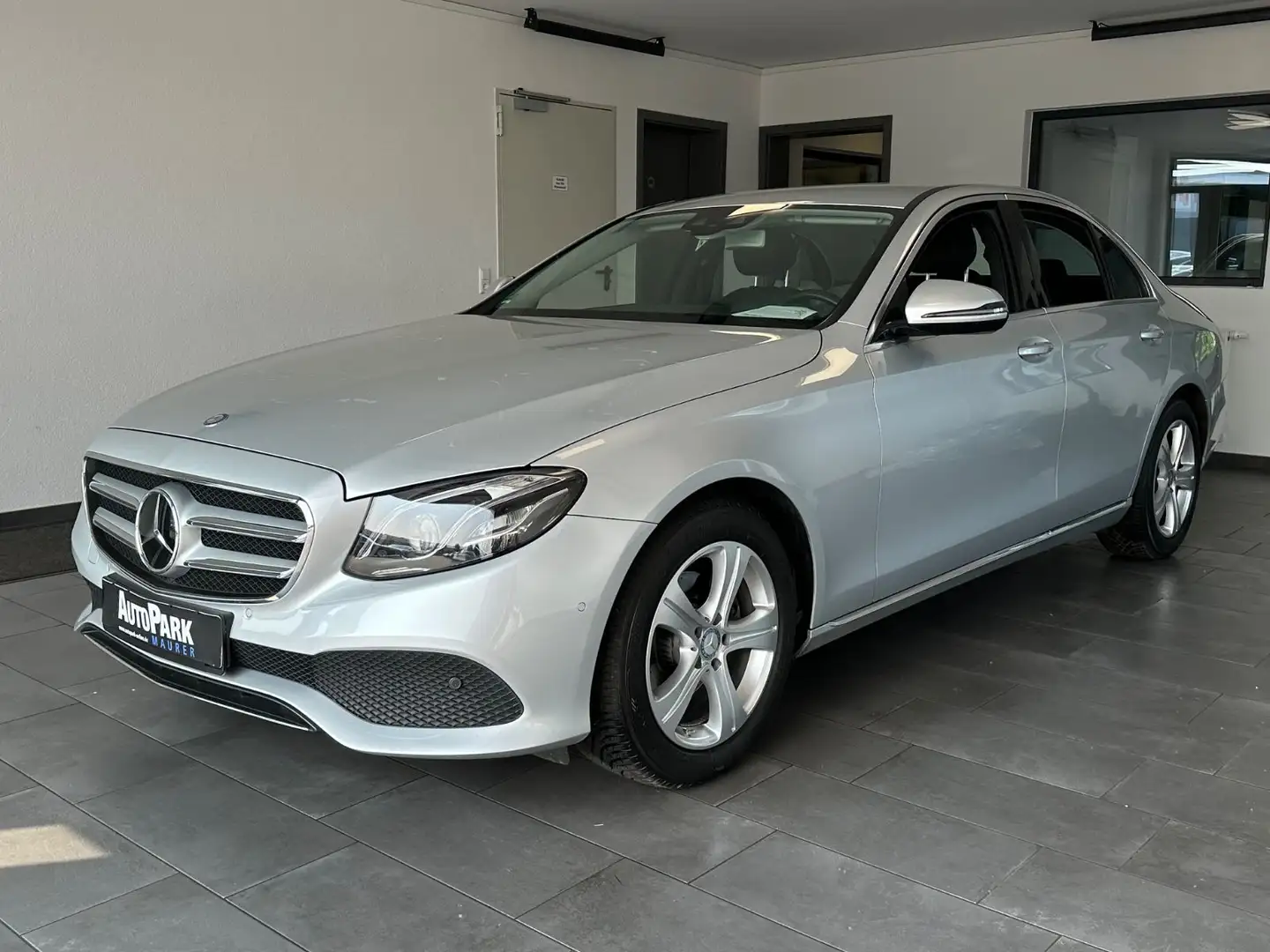 Mercedes-Benz E 220 Lim. E 220 d Avantgarde*AHK*Multibeam*Kamera Silber - 2