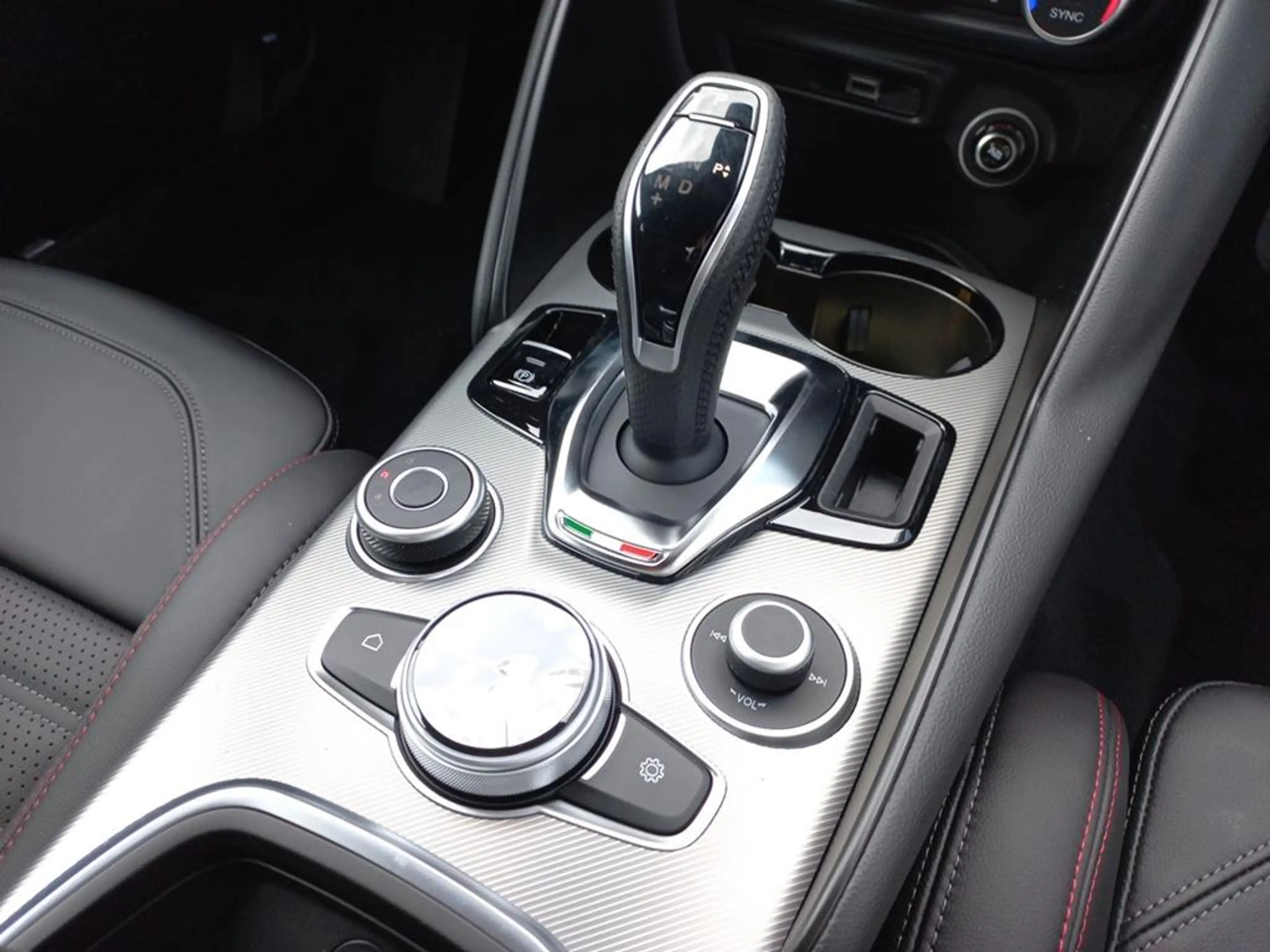 Alfa Romeo Giulia 2.0 Turbo 16V Tributo Italiano Q4 — photo 14