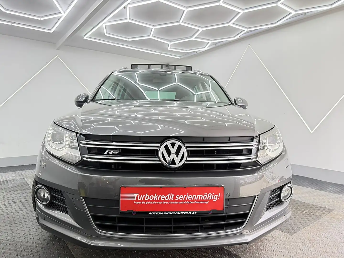 Volkswagen Tiguan 1,4 TSI Sky R-line BMT/Erstbesitz/Pano/Neue Ste... Grau - 2