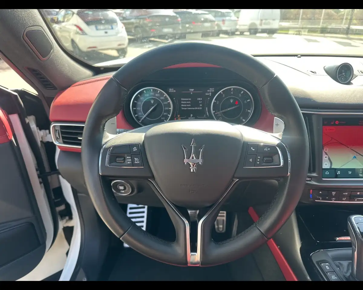 Maserati Levante 2023 — фото 15