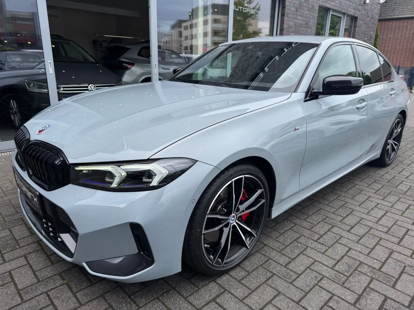 BMW 320 d M Sport Pro Widescreen h&k ACC Kamera 19" Grijs - 1