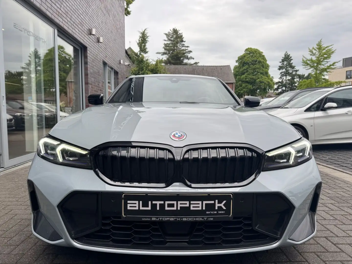 BMW 320 d M Sport Pro Widescreen h&k ACC Kamera 19" Grijs - 2
