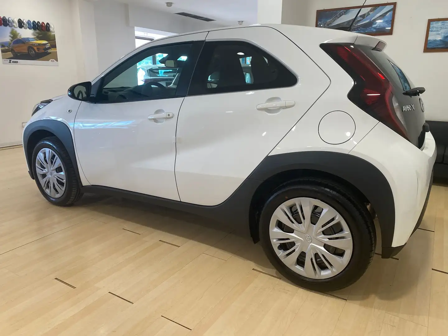 Toyota Aygo X 1.0 B 72 CV ACTIVE Weiß - 2