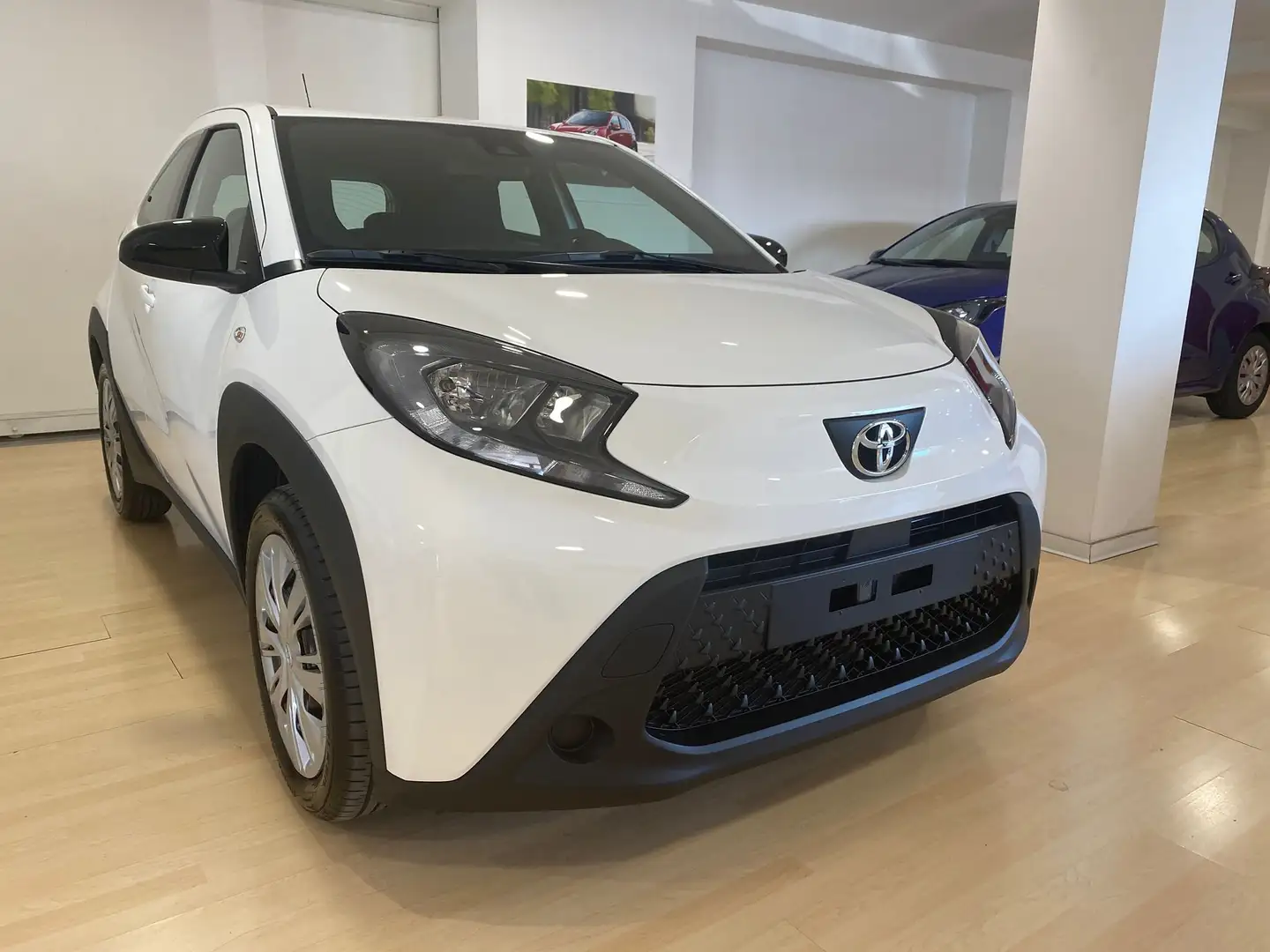 Toyota Aygo X 1.0 B 72 CV ACTIVE Weiß - 1