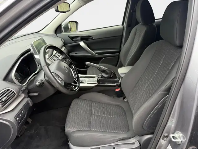 Mitsubishi Eclipse Cross view 8