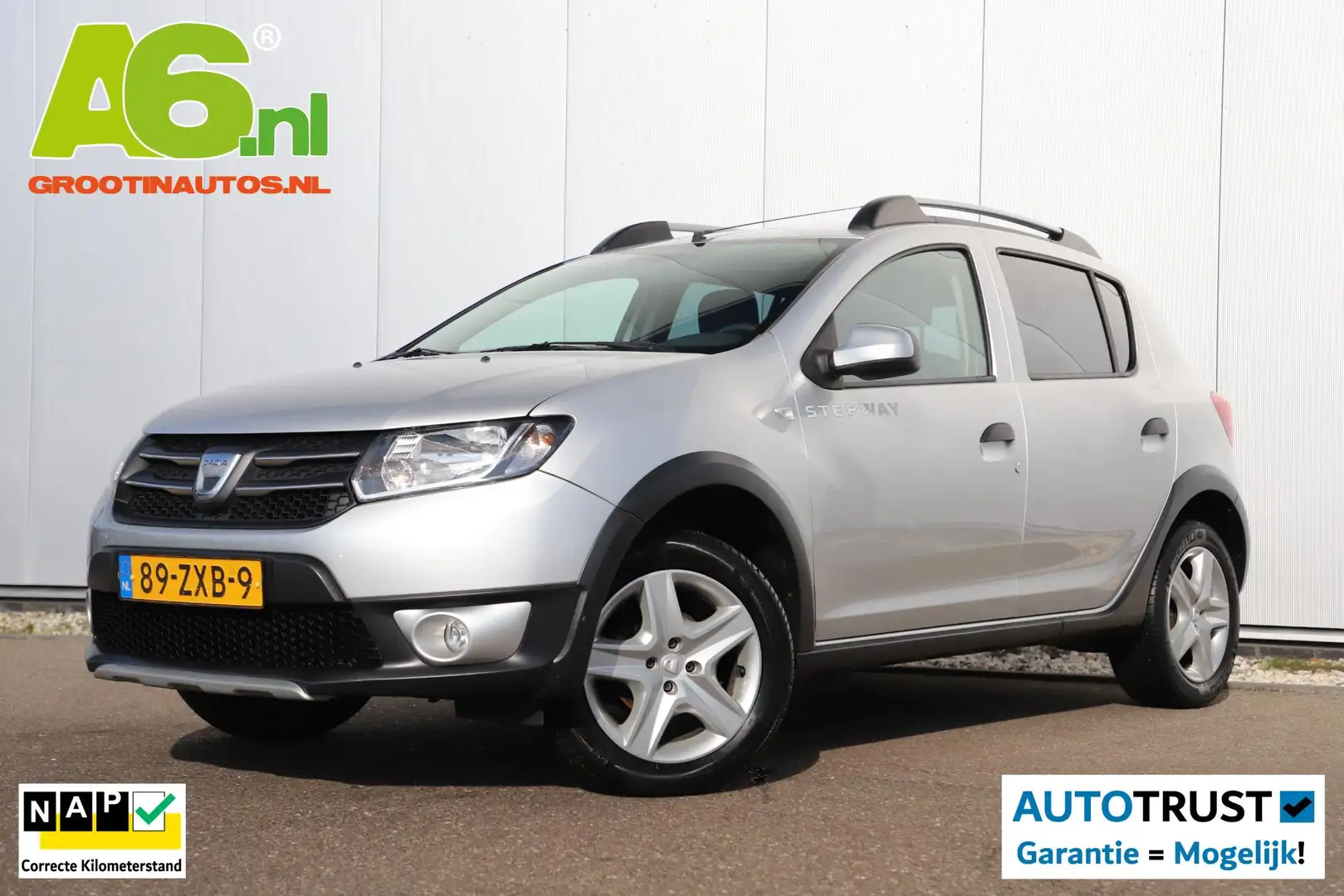Dacia Sandero 0.9 TCe Stepway Lauréate Trekhaak Navigatie Airco Grijs - 1