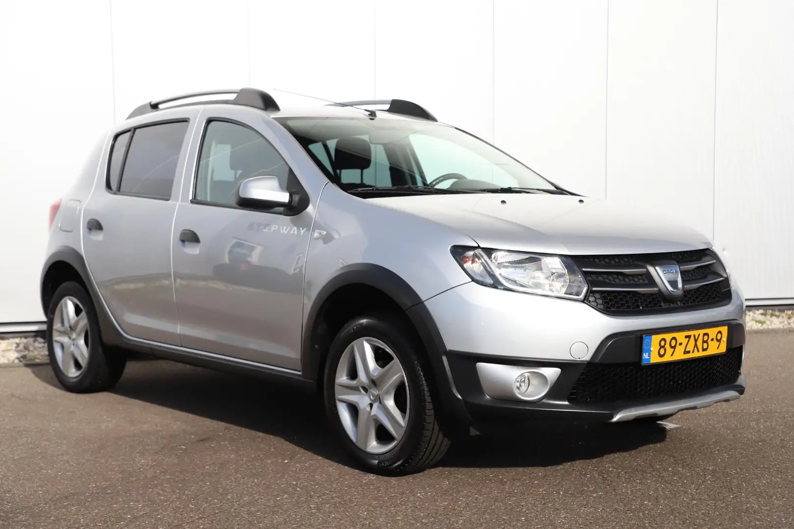 Dacia Sandero 0.9 TCe Stepway Lauréate Trekhaak Navigatie Airco Grijs - 2
