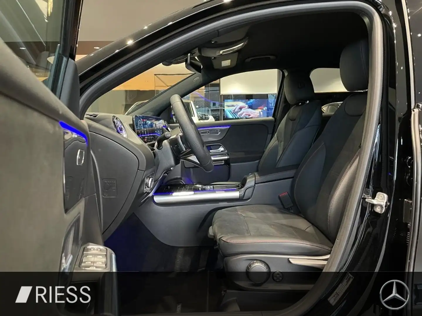 Mercedes-Benz GLA 200 AMG+AHK+DISTR+TOTWKL+KEYL+MULTIB+360°+ Schwarz - 2