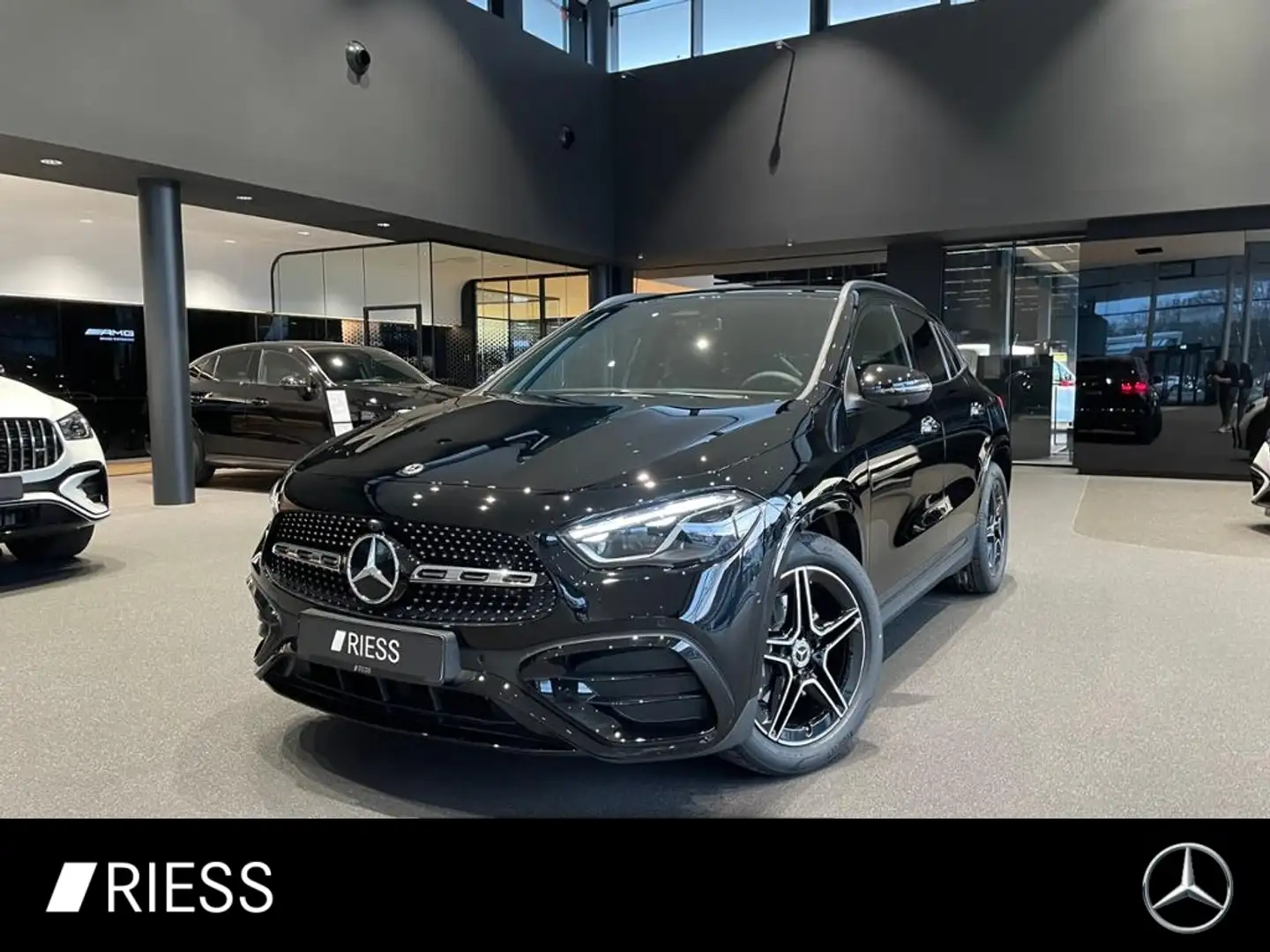 Mercedes-Benz GLA 200 AMG+AHK+DISTR+TOTWKL+KEYL+MULTIB+360°+ Schwarz - 1