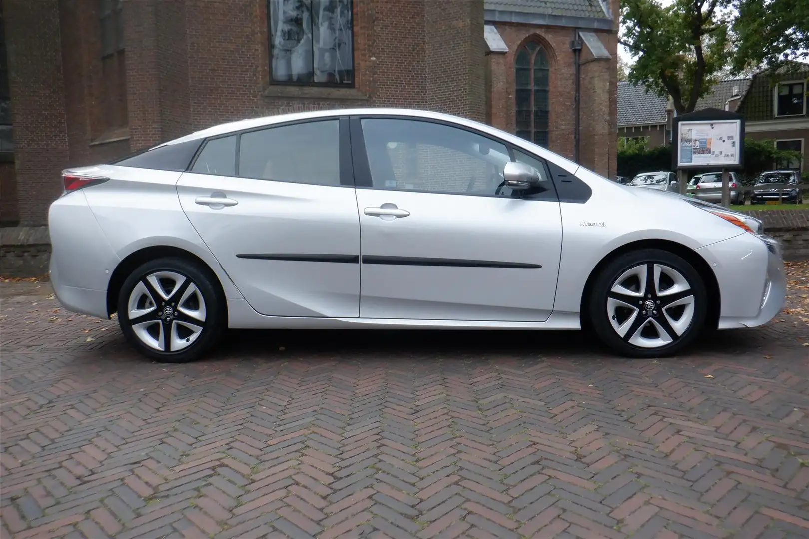 Toyota Prius 1.8 Full Hybrid 122PK Aut Executive Grijs - 1