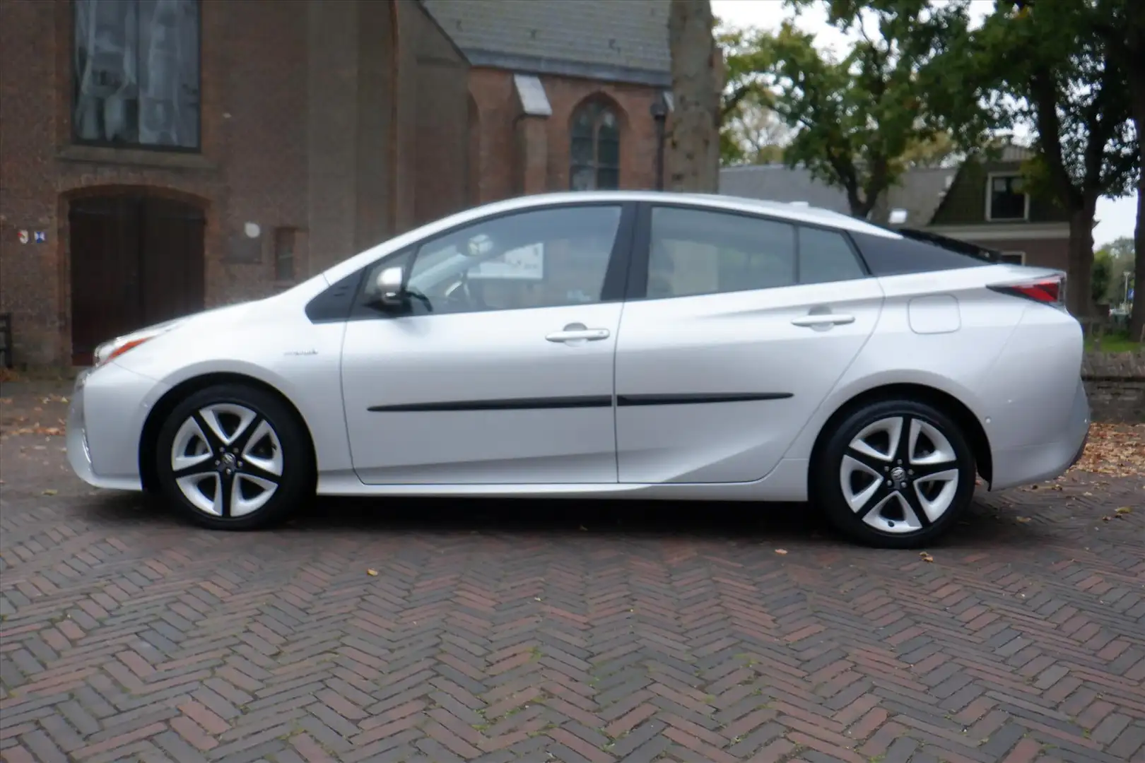 Toyota Prius 1.8 Full Hybrid 122PK Aut Executive Grijs - 2