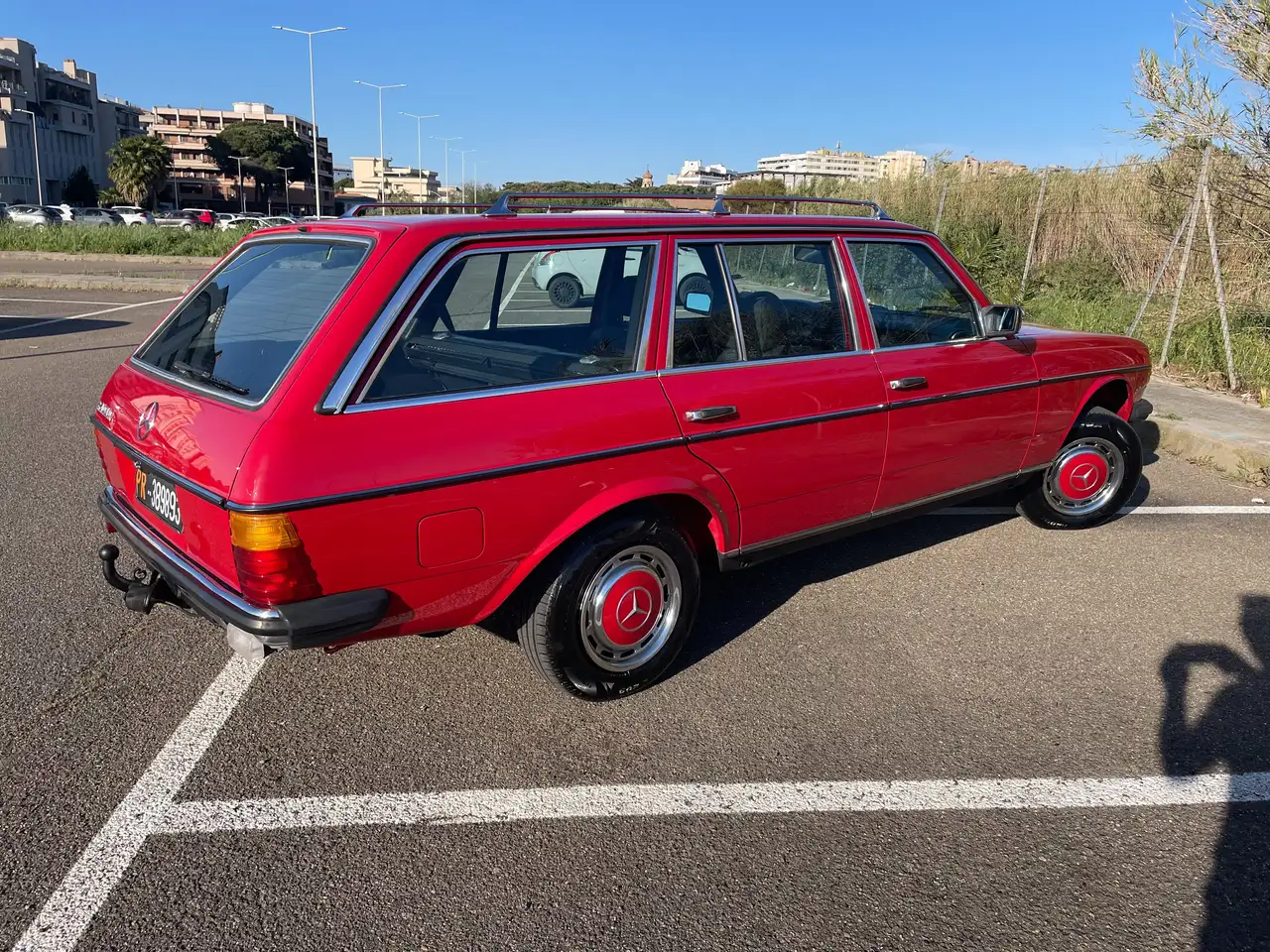 Mercedes-Benz 240, foto 1