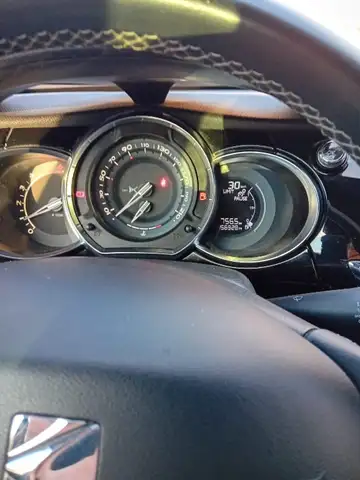 DS Automobiles DS 3 view 3