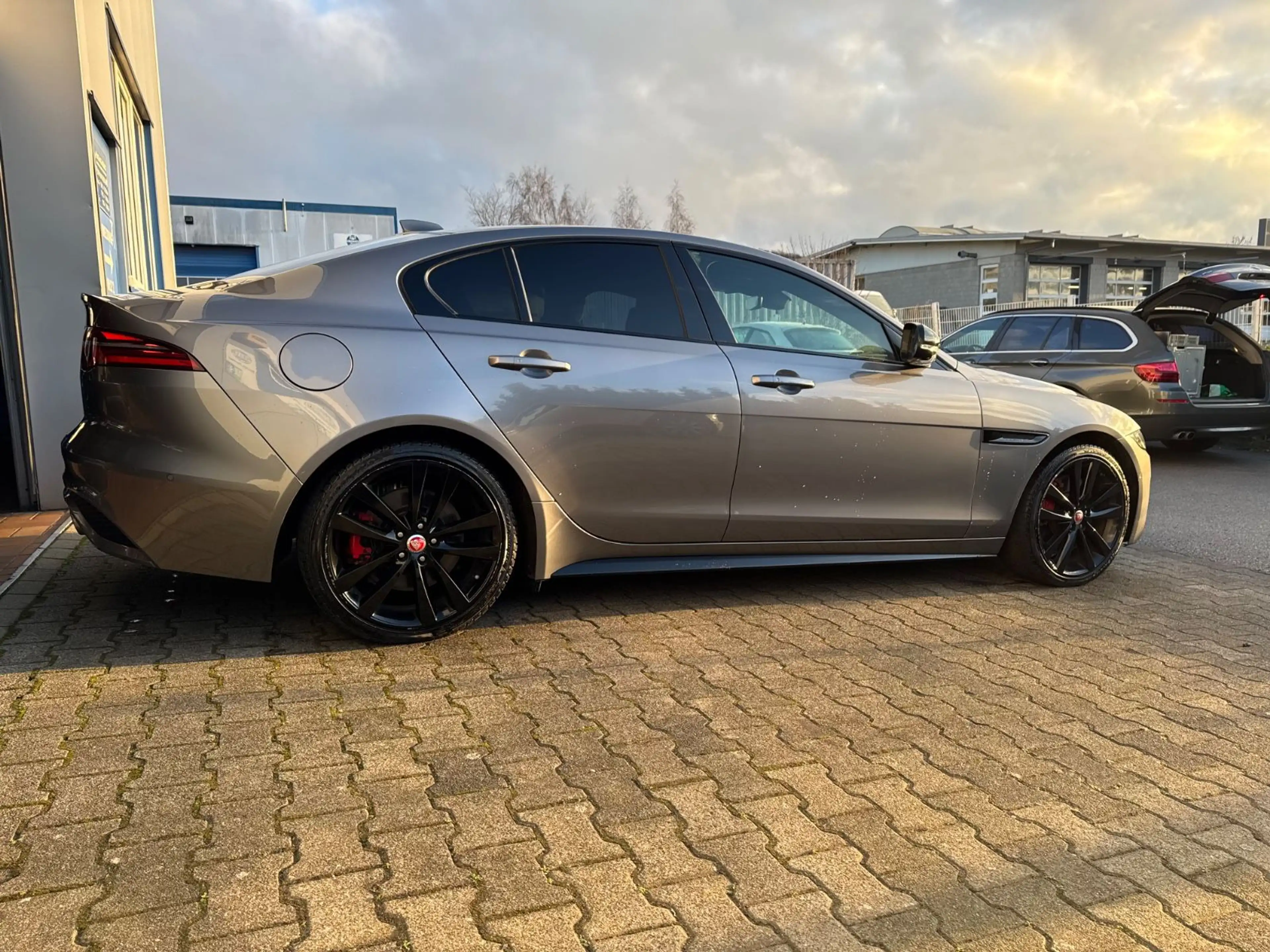 Jaguar XE R-Dynamic Black*HEAD UP*ACC*19Z*VOLL — photo 4