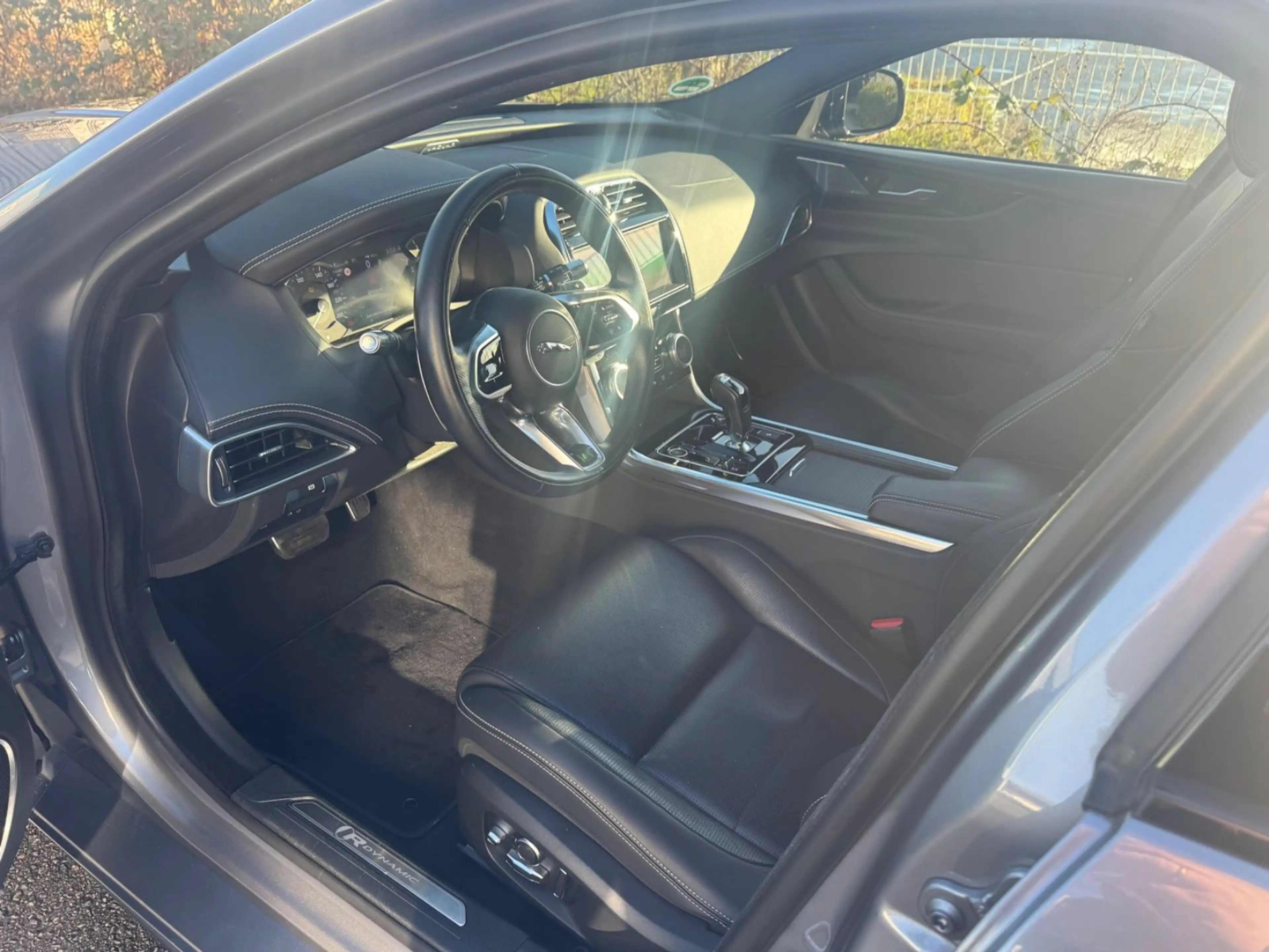 Jaguar XE R-Dynamic Black*HEAD UP*ACC*19Z*VOLL — photo 7