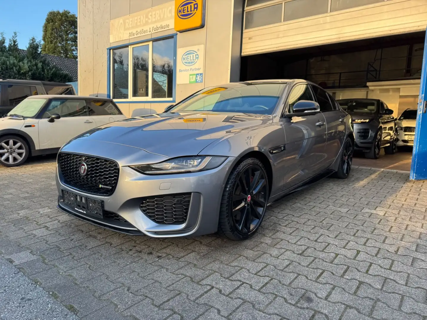 Jaguar XE R-Dynamic Black*HEAD UP*ACC*19Z*VOLL Gris - 1