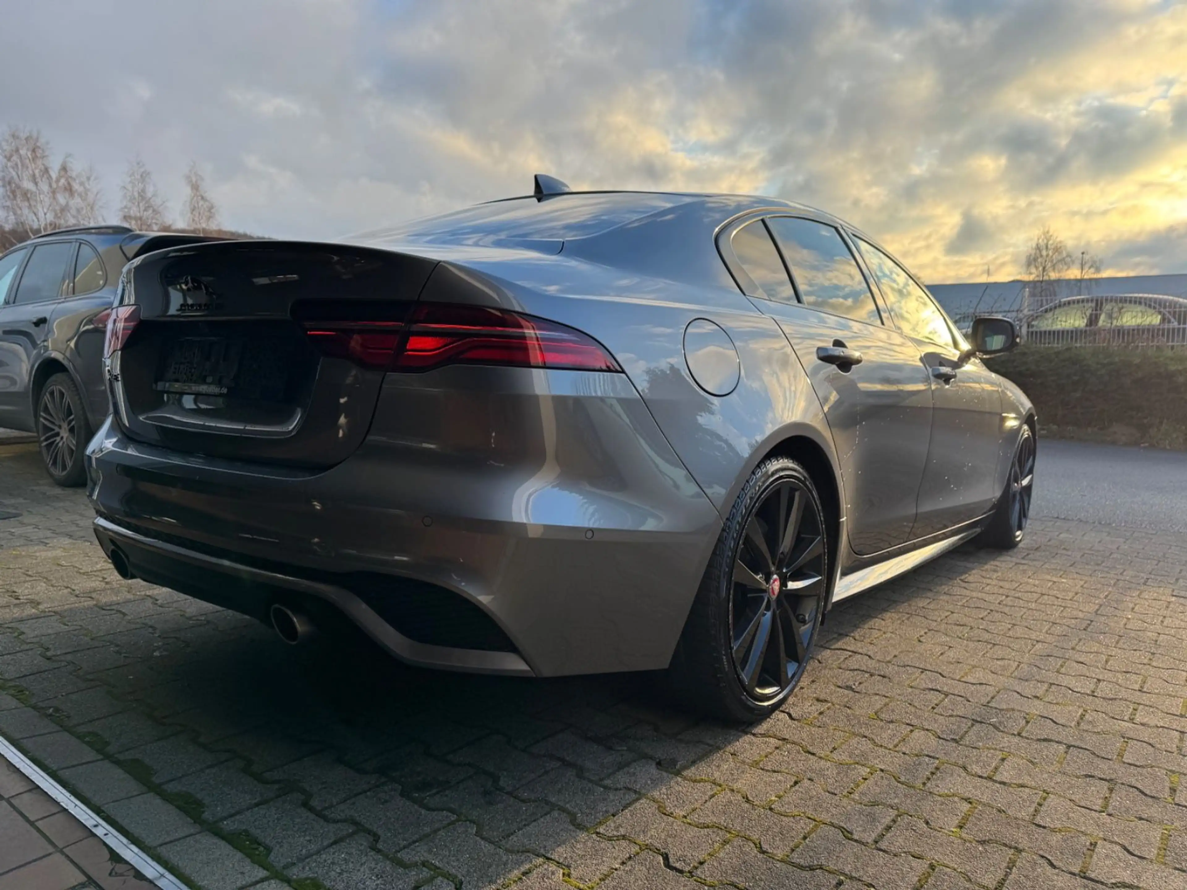 Jaguar XE R-Dynamic Black*HEAD UP*ACC*19Z*VOLL — photo 3