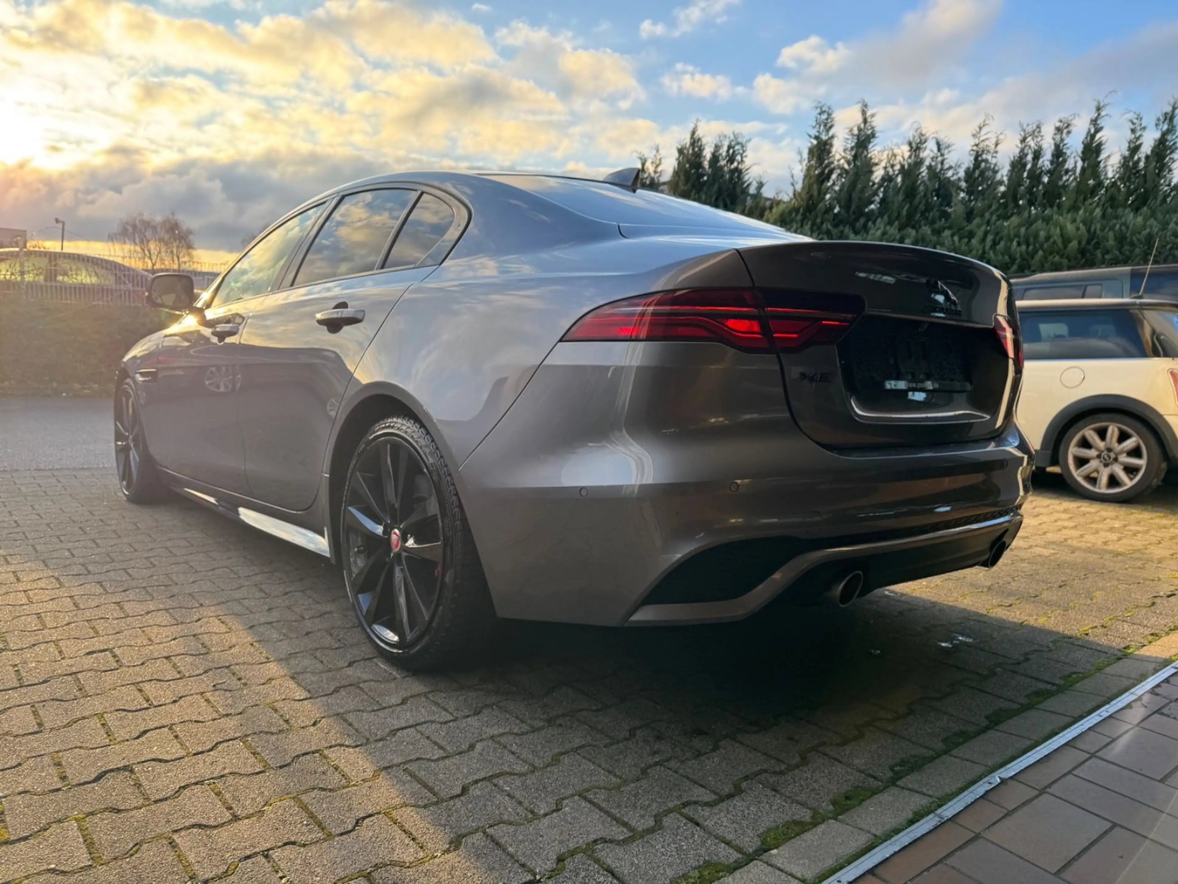 Jaguar XE R-Dynamic Black*HEAD UP*ACC*19Z*VOLL — photo 5