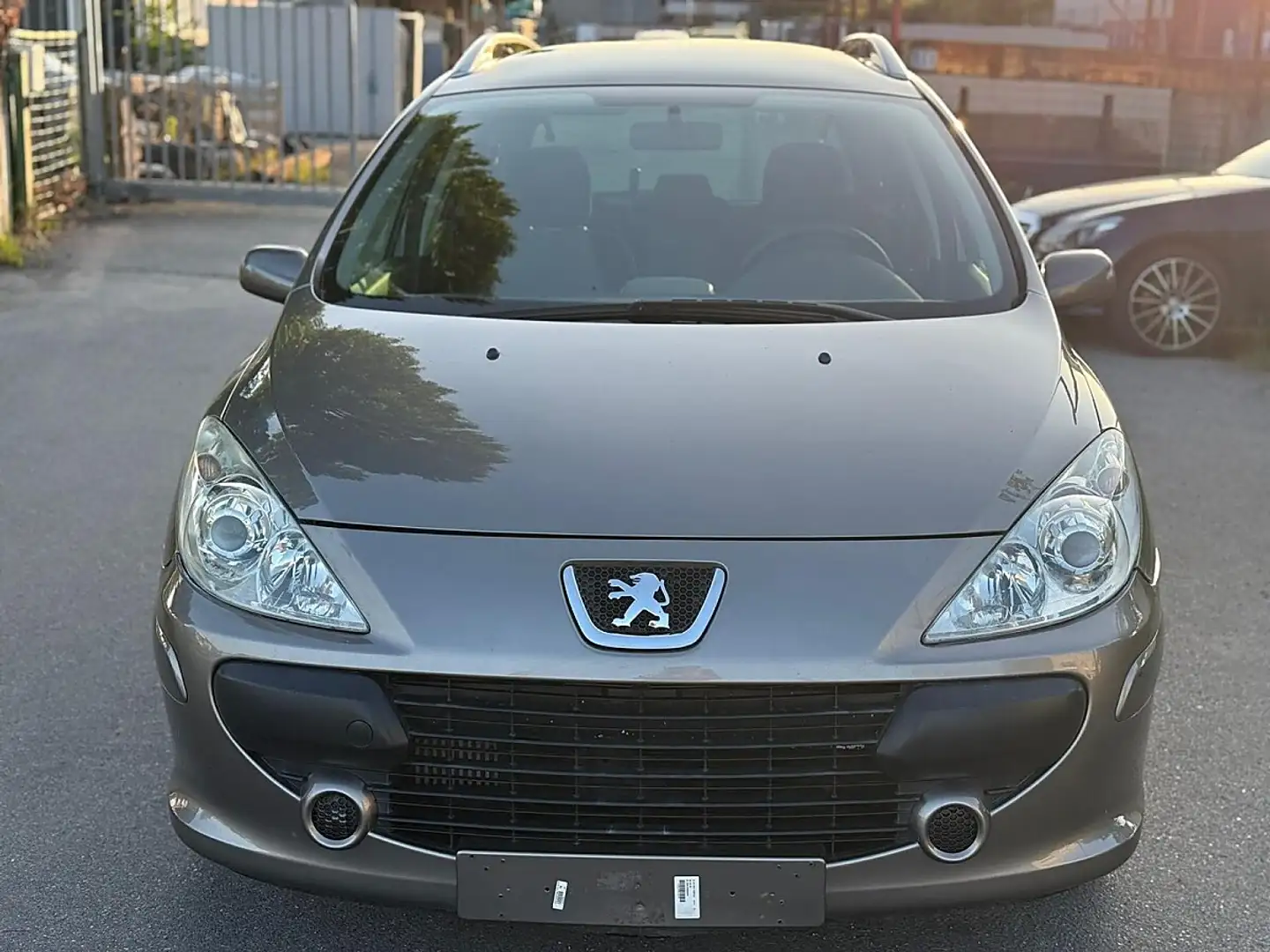 Peugeot 307 SW Comfort 1,6 HDi 90***7Sitzer***Finanzierung ... Grau - 2