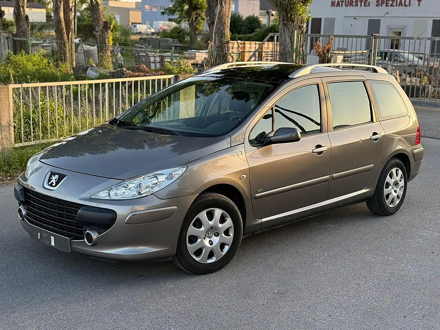 Peugeot 307 SW Comfort 1,6 HDi 90***7Sitzer***Finanzierung ... Grau - 1