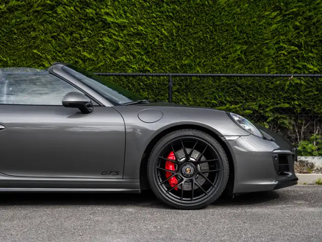 Porsche 911 view 17