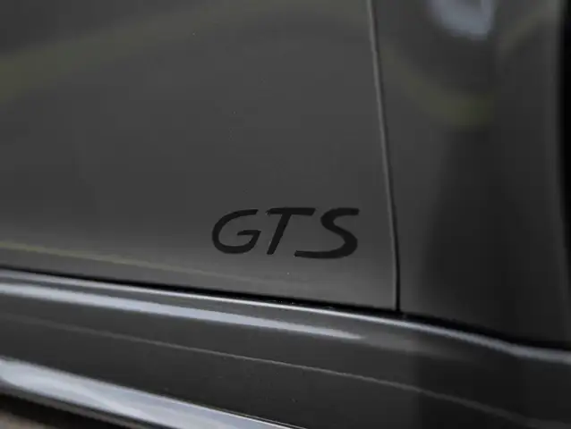 Porsche 911 view 23