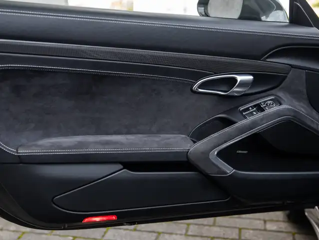 Porsche 911 view 6