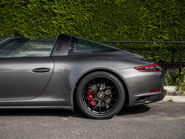 Porsche 911 view 26