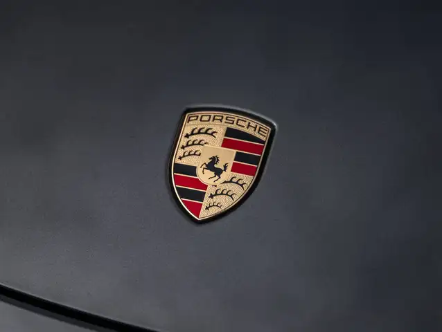 Porsche 911 view 11