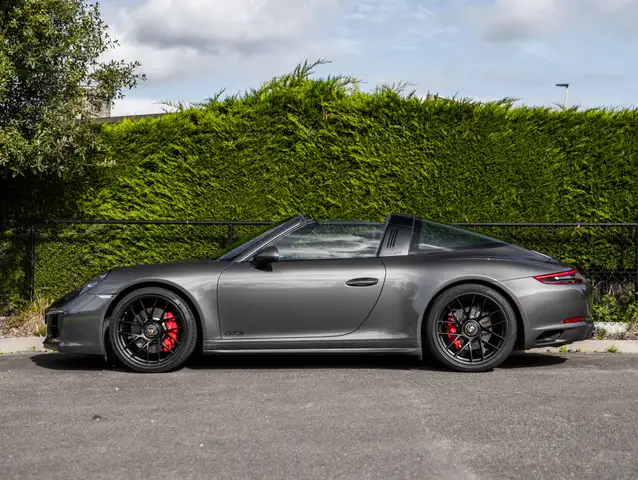 Porsche 911 view 3