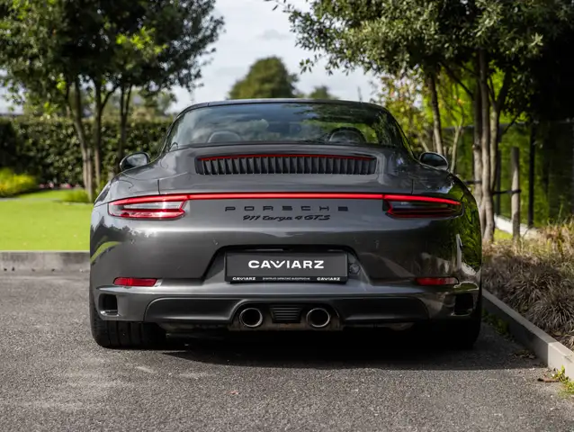 Porsche 911 view 5
