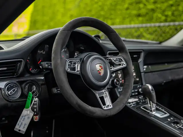 Porsche 911 view 7