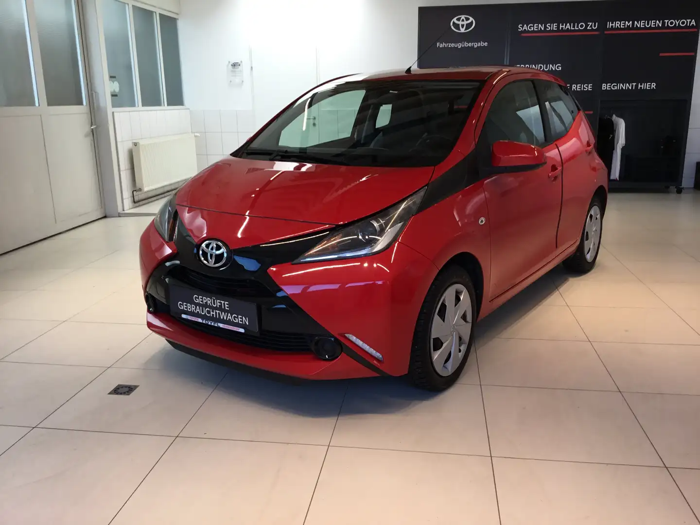 Toyota Aygo X 1.0 Xplay Rot - 1