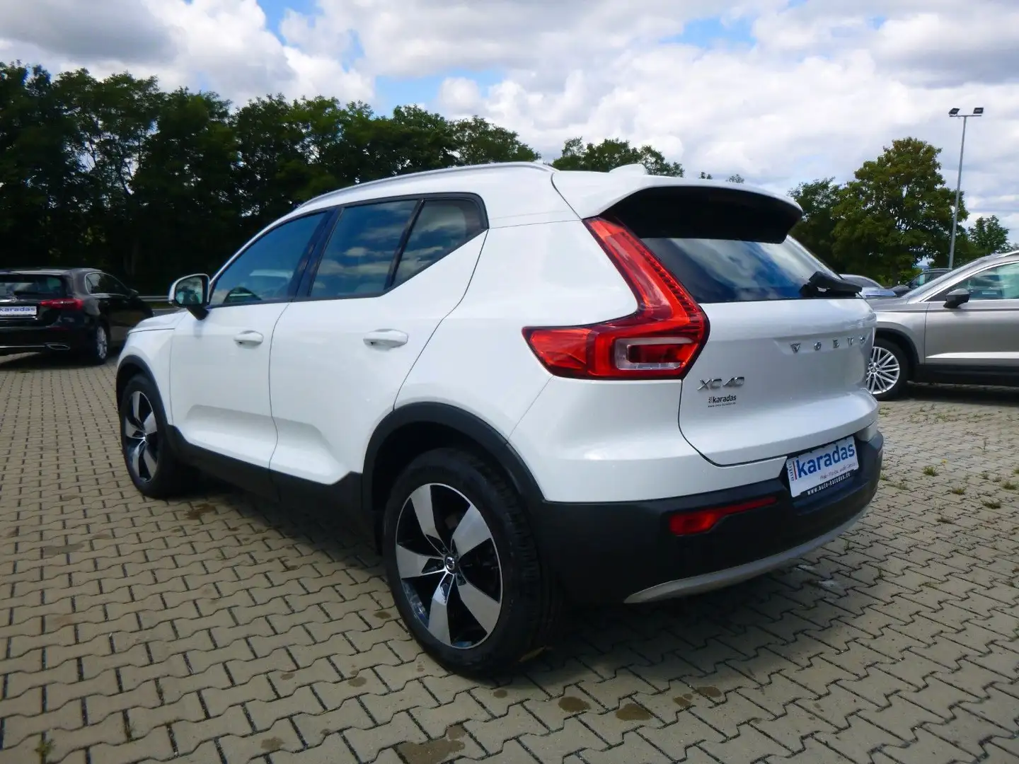 Volvo XC40 D4 Momentum Pro AWD AUT/NAV/LED/4x4 Weiß - 2