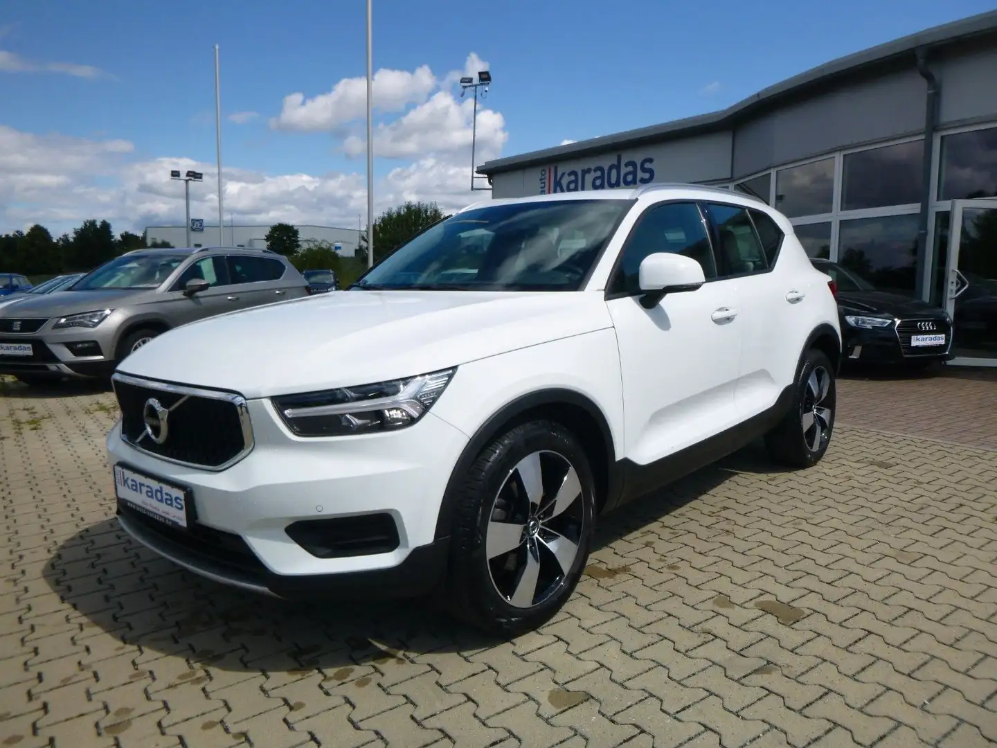 Volvo XC40 D4 Momentum Pro AWD AUT/NAV/LED/4x4 Weiß - 1
