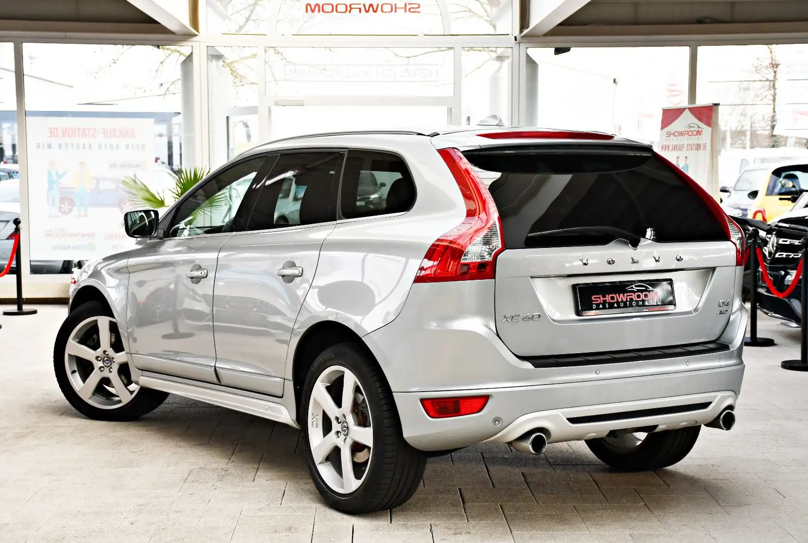 Volvo XC60 R-Design AWD Navi Shz PDC AHK 2000 kg Silber - 2